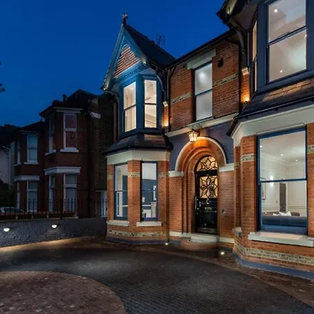 Dream House London With Gym, Cinema And Housekeeper Vila